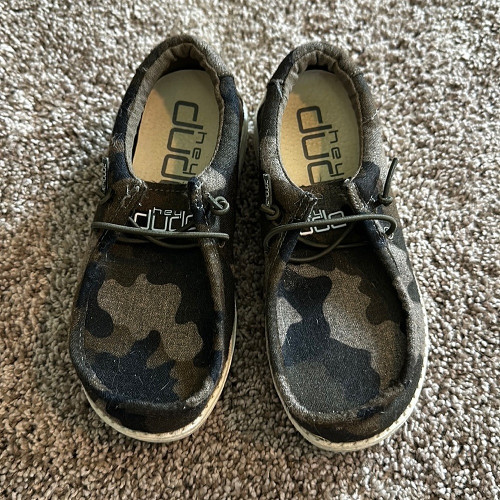 Kids camo Hey Dude shoes